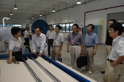 我校“紡織面料技術(shù)教育部重點實驗室”接受教育部評估