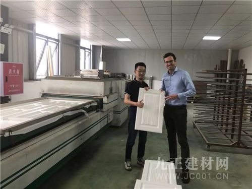 依威全屋定制整裝材料歐洲供應商參觀工廠，技術轉讓開啟新篇章